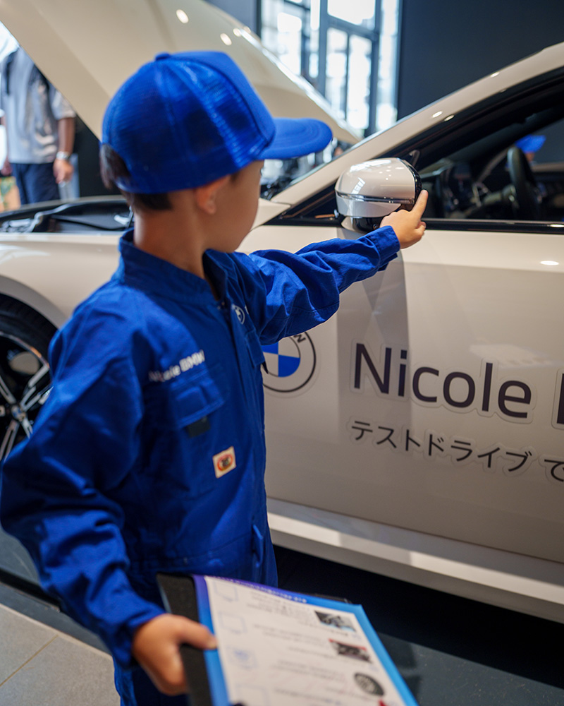 子どもたちが整備作業に挑戦するキッズメカニックイベントの様子