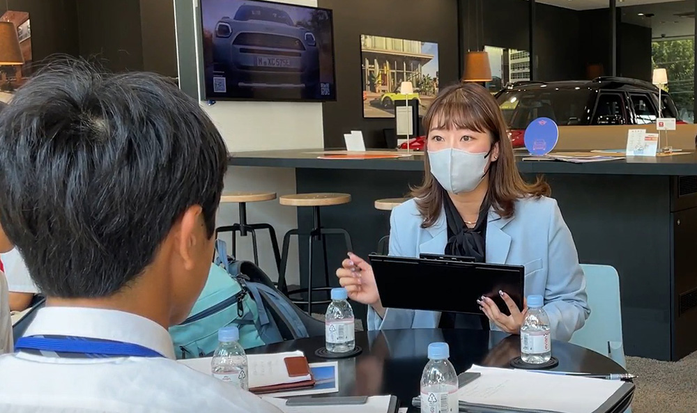 MINI港北で中学生が職場体験を行う様子（2024年9月）