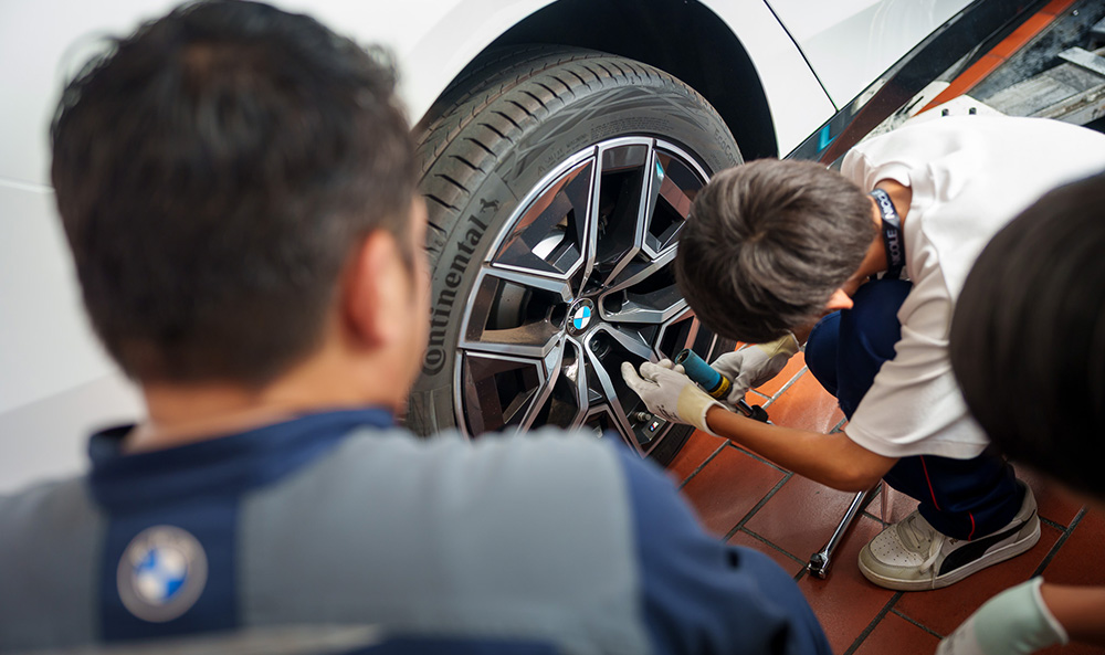 BMW 川崎本社で中学生が整備体験を行う様子