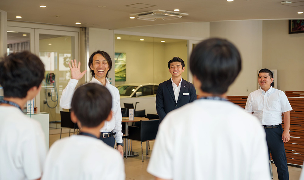 EV試乗体験や営業ロールプレイに取り組む中学生の様子