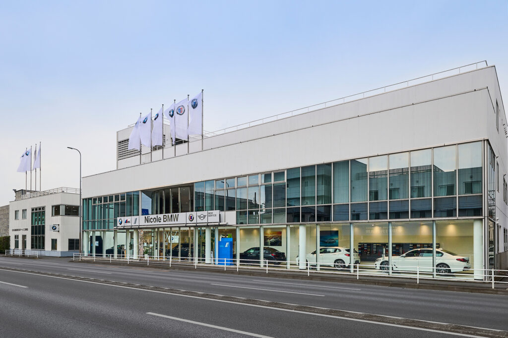BMW正規ディーラー Nicole BMW 本社 ショールーム外観（川崎市幸区）