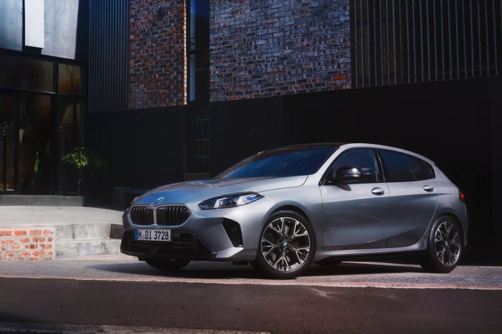 BMW 1シリーズ 市街地 サイドビュー