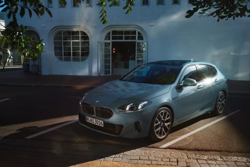 BMW 1シリーズ 市街地 フロントビュー