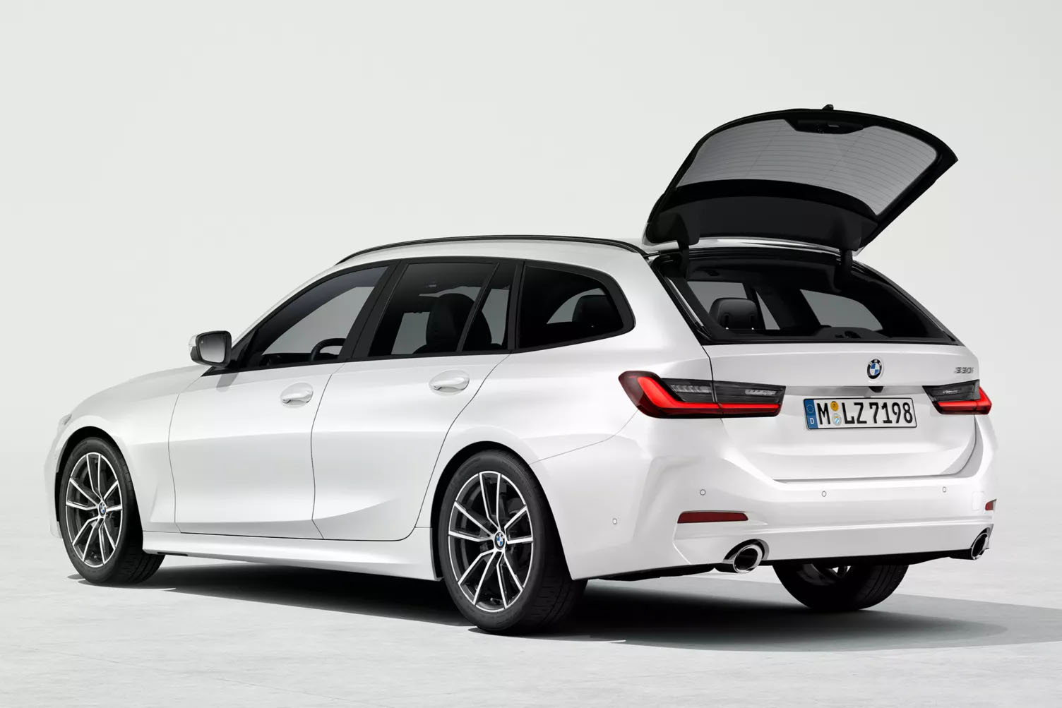 BMW 3シリーズ ツーリング リアビュー（テールゲート開）