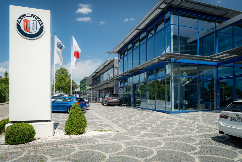 日本の国旗が掲げられたアルピナ本社