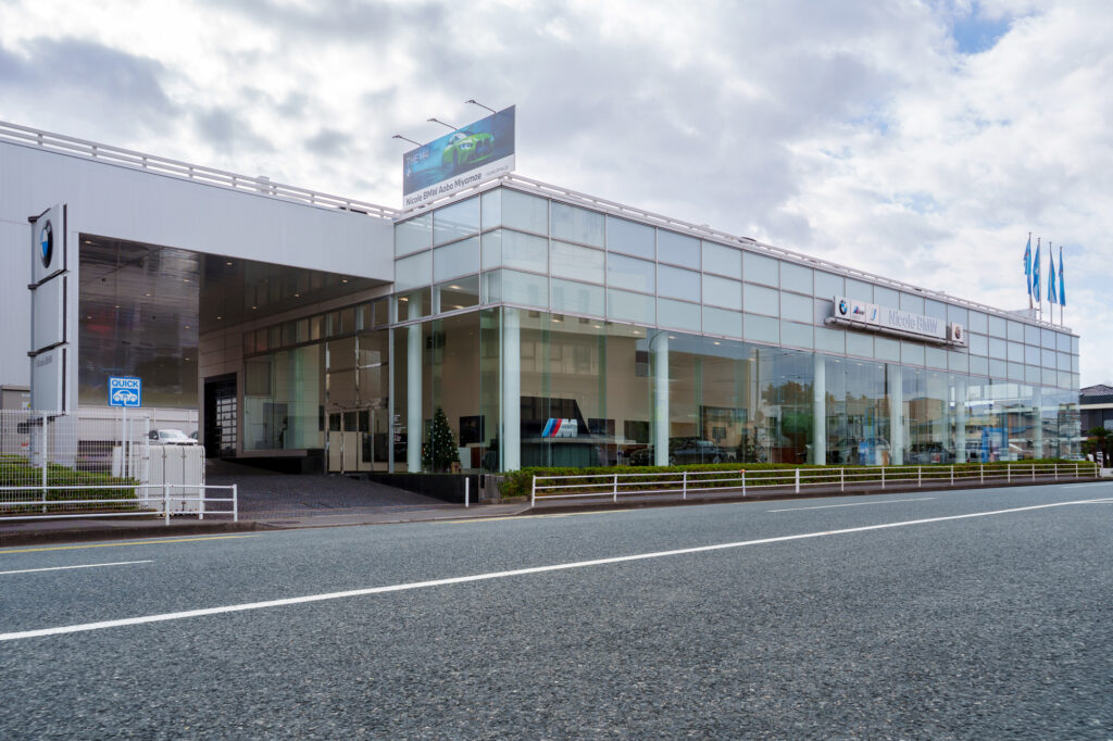 BMW正規ディーラー Nicole BMW 青葉宮前支店 ショールーム外観（川崎市宮前区）