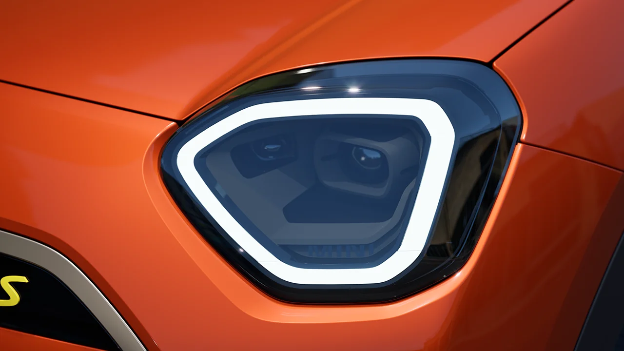 角張った輪郭は、すっきりとしたボンネットにまで伸びています。標準装備のパワフルなLEDテクノロジーに加え、コーナリング・ライトは側方の視界を向上させ、さらに3種類のシグニチャー・ライトから選ぶことができます。