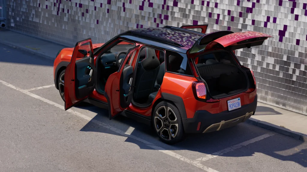 ゆとりある室内は最大5名まで快適に過ごせます。使い勝手の良いラゲッジ・スペースは、最大1,005リットルまで拡大可能。日常の買い物から旅の荷物まで、多彩なニーズにお応えします。