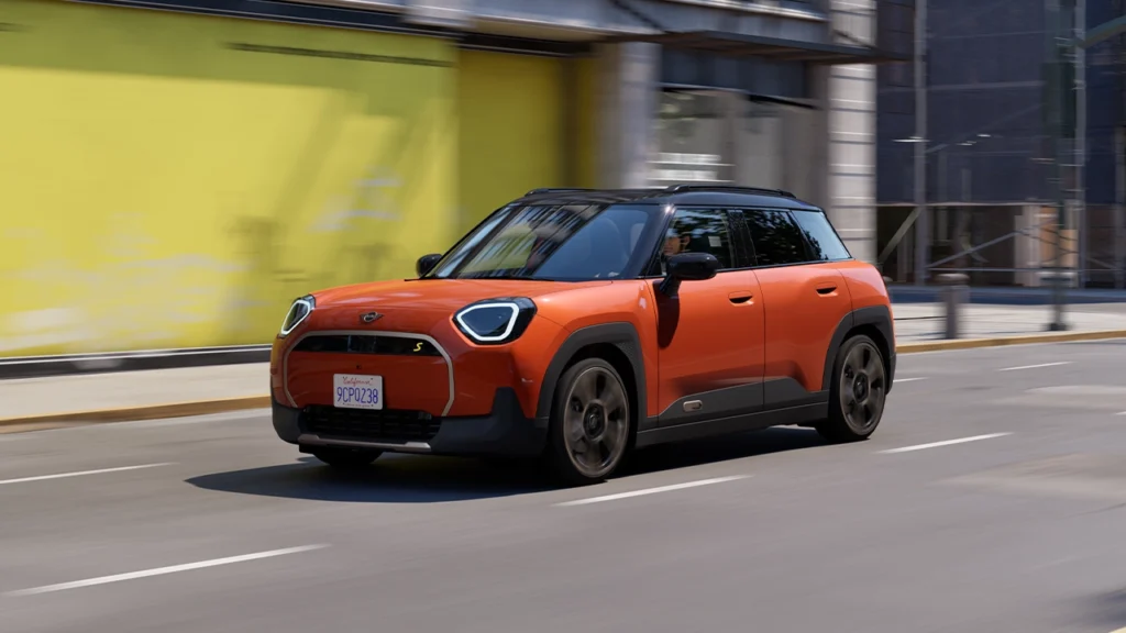 反応の良さと遊び心あふれるハンドリングを備えた、All-Electric MINI Aceman. 低重心と最適化された重量配分で、MINIのゴーカート・フィーリングをさらに進化させました。MINI Aceman Eの場合、最大327km*の一充電走行距離と、公共・家庭用充電の利便性が、都市でのドライブを新たな次元へと引き上げます。
