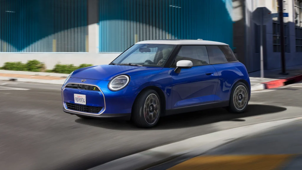 あなたと新たな冒険へ、All-Electric MINI Cooperの準備は整っています。 MINI Cooper Eの場合、一充電走行距離は最大で約344km*で、公共の充電スポットやご自宅での充電も便利にご利用いただけます。MINIが受け継いできた伝統のゴーカート・フィーリングを体感しながら、すべてのドライビングを愉しみ尽くしましょう。