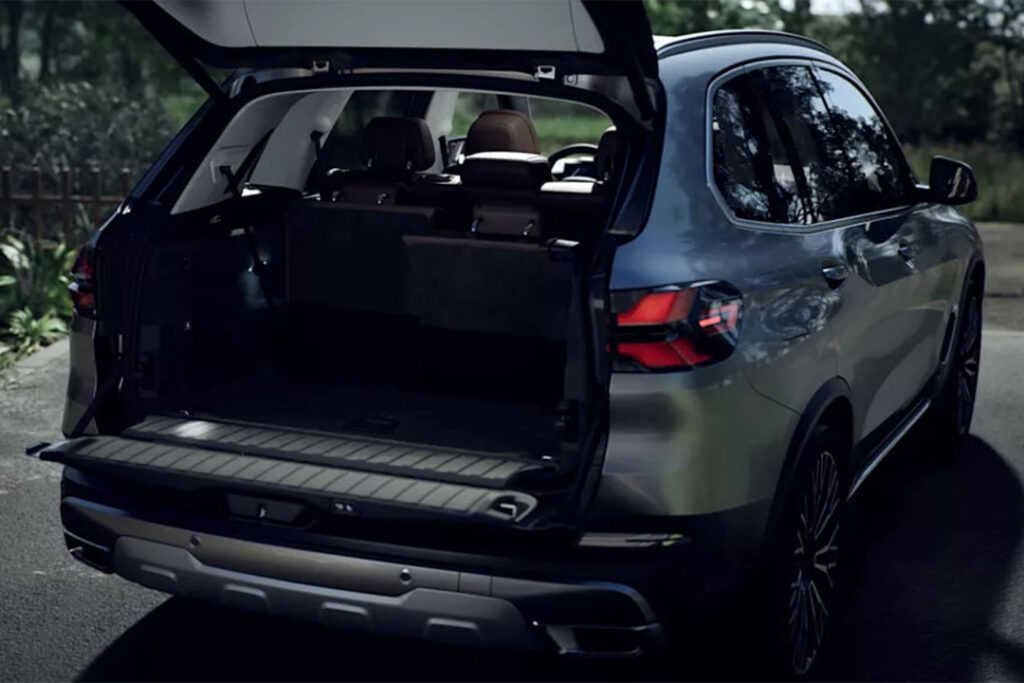 広々とした空間を多目的に活用できるフレキシビリティも、BMW X5の魅力です。分割して折りたためるリヤ・シートのバックレストにより、乗員数や荷物の量に合わせてラゲージ・ルームをアレンジすることができます。賑やかなファミリーでのお出かけでも、荷物の多いレジャーやアウトドアでのアクティビティでも、ゆとりと機能に満ちたBMW X5が、頼もしいパートナーになることでしょう。