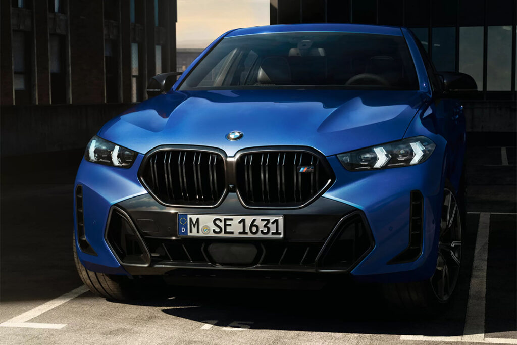 マット・ブラックのフレームを採用したBMWキドニー・グリルやブラックのデュアル・エキゾースト・テールパイプなどの特別なエレメントによって、スポーティネスを際立たせるM ハイグロス・シャドー・ライン・エクステンド・コンテンツ。ヘッドライトではM ライト・シャドー・ラインが、精悍な眼差しを印象付けます。そして、そのパフォーマンスを研ぎ澄ますのが、レッド・ハイグロスのキャリパーを備え、意のままの走りを支える優れた制動力を発揮する、M スポーツ・ブレーキ。さらに、パワフルかつエモーショナルなサウンドを奏でるM スポーツ・エキゾースト・システムが、ドライバーの本能を呼び覚まします。