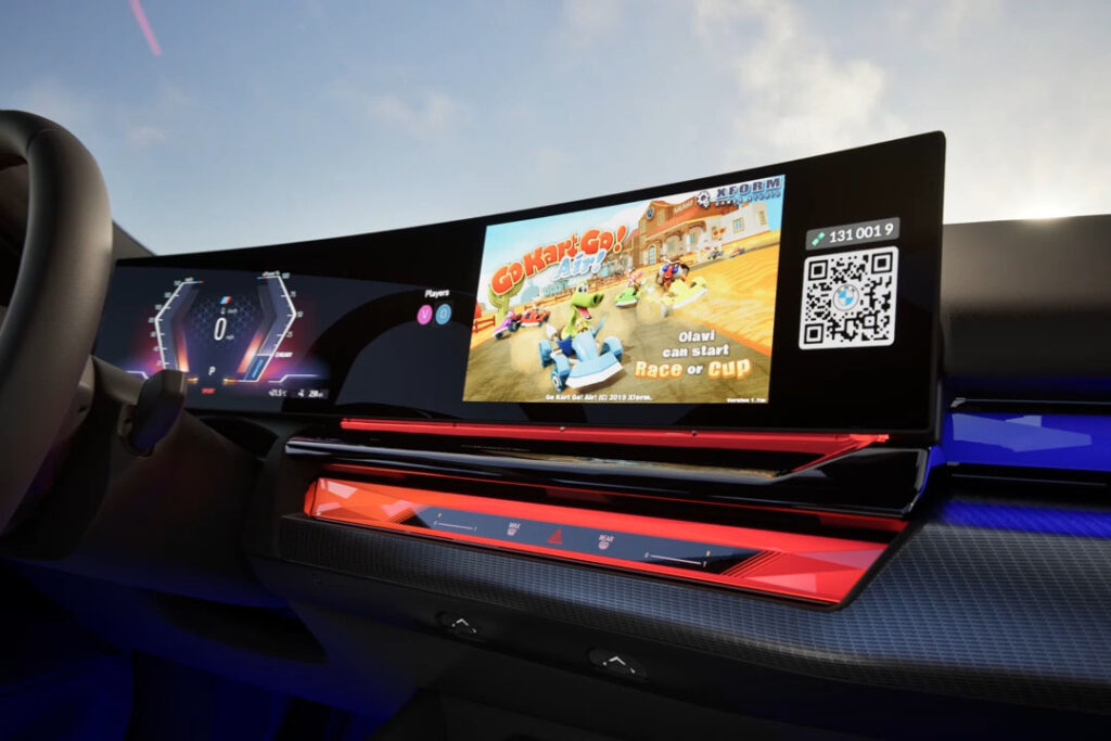 BMW Airconsoleによって、車内でのちょっとした待ち時間にも多彩なゲームを大型のBMWカーブド・ディスプレイで愉しむことが可能。スマートフォンがゲーム・コントローラーとして機能するため、より手軽にプレイをすることができます。