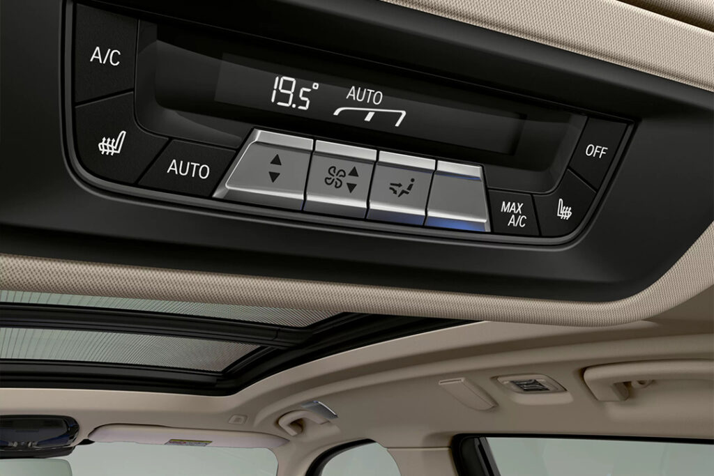 5ゾーン・オートマチック・エア・コンディショナーでは、運転席と助手席、2列目シートの左右、そして3列目シートで空調を個別にコントロールすることが可能です。さらに、新鮮な空気を取り込む際には、ナノ・ファイバー・フィルターが有害な粒子を除去します。