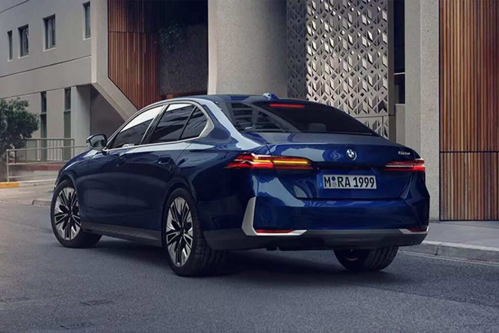 BMWのセーフティは、あなたが主役。100年以上にわたるドライバーオリエンテッドの設計哲学による、BMW最先端のテクノロジー。