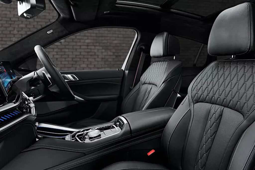 上質へのこだわりが息づく、BMW Individual エクステンド・レザー・メリノのインテリア。目にした瞬間に心を奪う、巧緻なステッチ・ワーク。身を置いた瞬間、心地よさで包み込む柔らかなシート。快適さと優雅さに満たされるひとときが、BMW X5とのドライブを忘れがたいものにします。