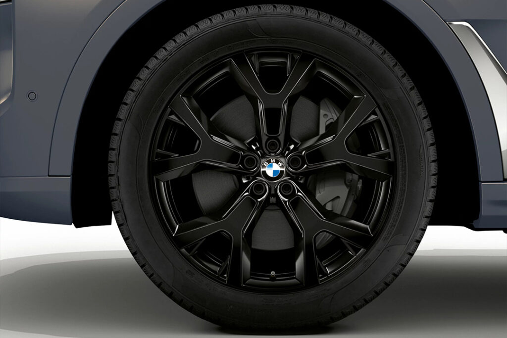 独特な艶めきと力感に満ちた造形が目を引く、21インチのアロイ・ホイール Yスポーク・スタイリング752（ジェット・ブラック）。BMW X7の気品に満ちたスポーティネスを視覚的にアピールするとともに、ドライビング・ダイナミクスの向上にも寄与します。