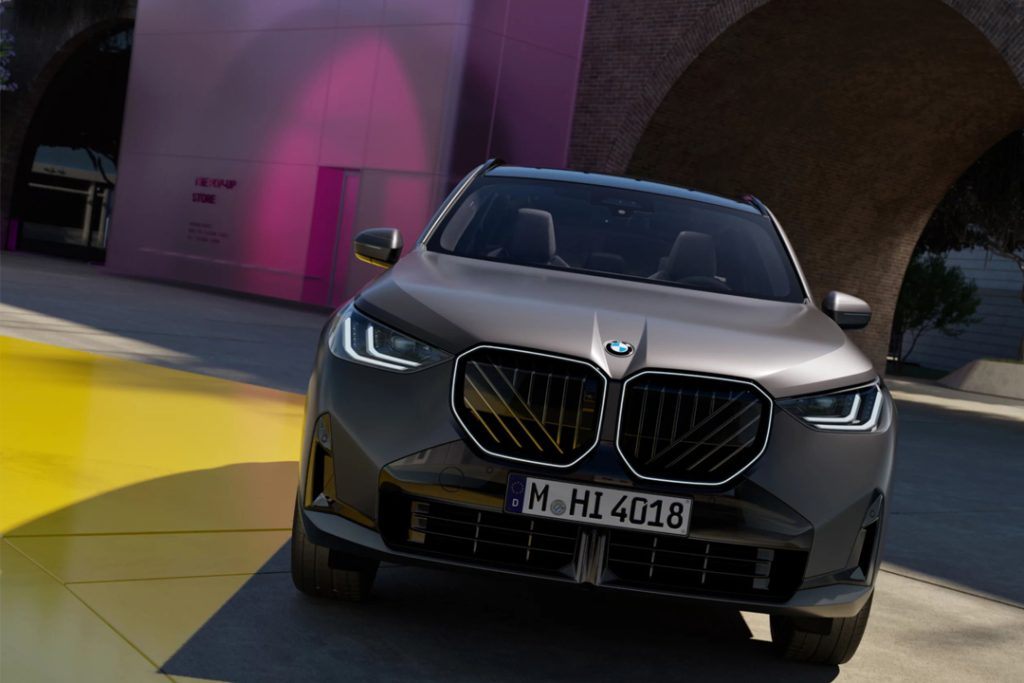 BMW X3 走行シーン フロントビュー