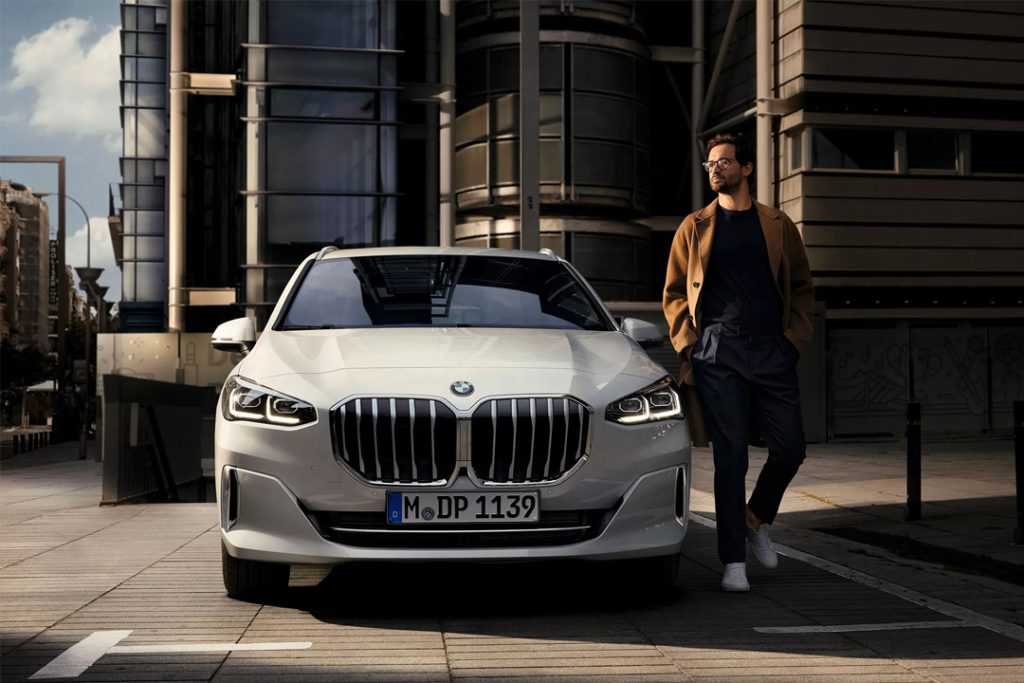 BMW 2シリーズ アクティブツアラー フロントビュー 都市空間