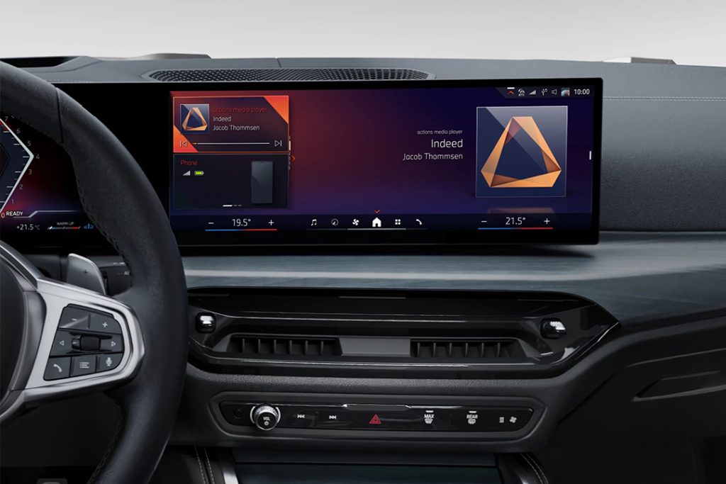 BMWオペレーティング・システム8.5では、タッチ操作、音声コントロール、BMW iDriveコントローラーを介して、すべてのメニューをダイレクトに操作できます。また、QuickSelectコンセプトに基づく新たなホーム・スクリーンでは、画面下部に配置されたアイコンによって、メイン・メニューや電話、エア・コンディショナーなど頻繁に使用する機能に直接アクセスできます。