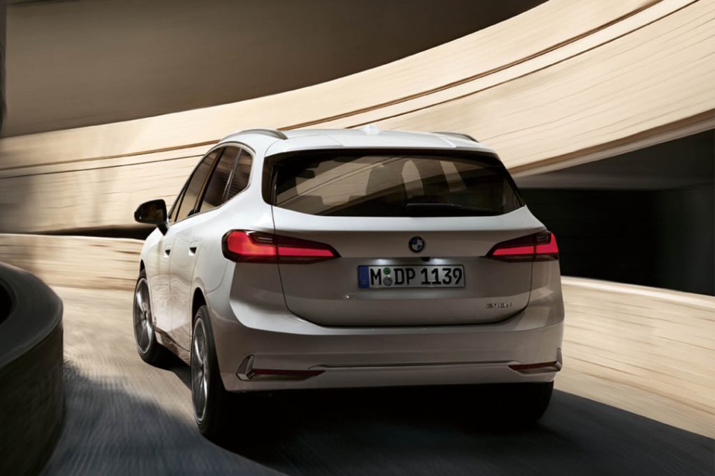 BMW 2シリーズ アクティブツアラー リアビュー 走行シーン
