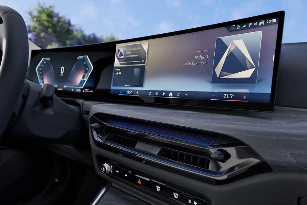 BMWオペレーティング・システム8.5では、タッチ操作、音声コントロール、BMW iDriveコントローラーを介して、すべてのメニューをダイレクトに操作できます。また、QuickSelectコンセプトに基づく新たなホーム・スクリーンでは、画面下部に配置されたアイコンによって、メイン・メニューや電話、エア・コンディショナーなど頻繁に使用する機能に直接アクセスできます。