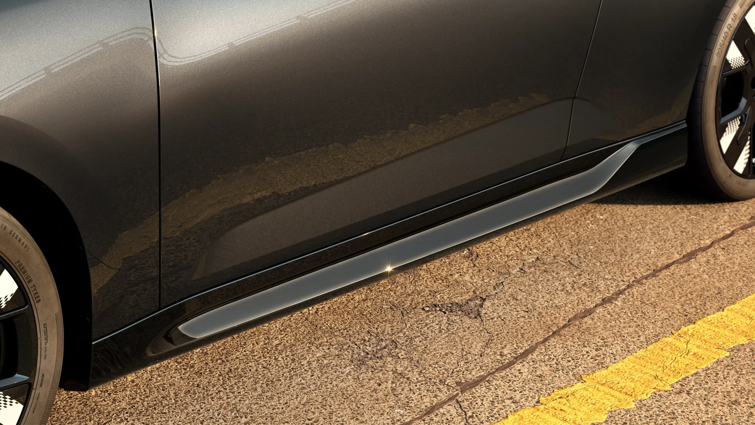 MINI JCWに乗り込む瞬間、それ自体が特別な体験になります。運転席と助手席のドアに装着されたエアロダイナミクス・デザインのハイグロス・ブラックのサイドスカートが、スポーティでエレガントな雰囲気を演出します。