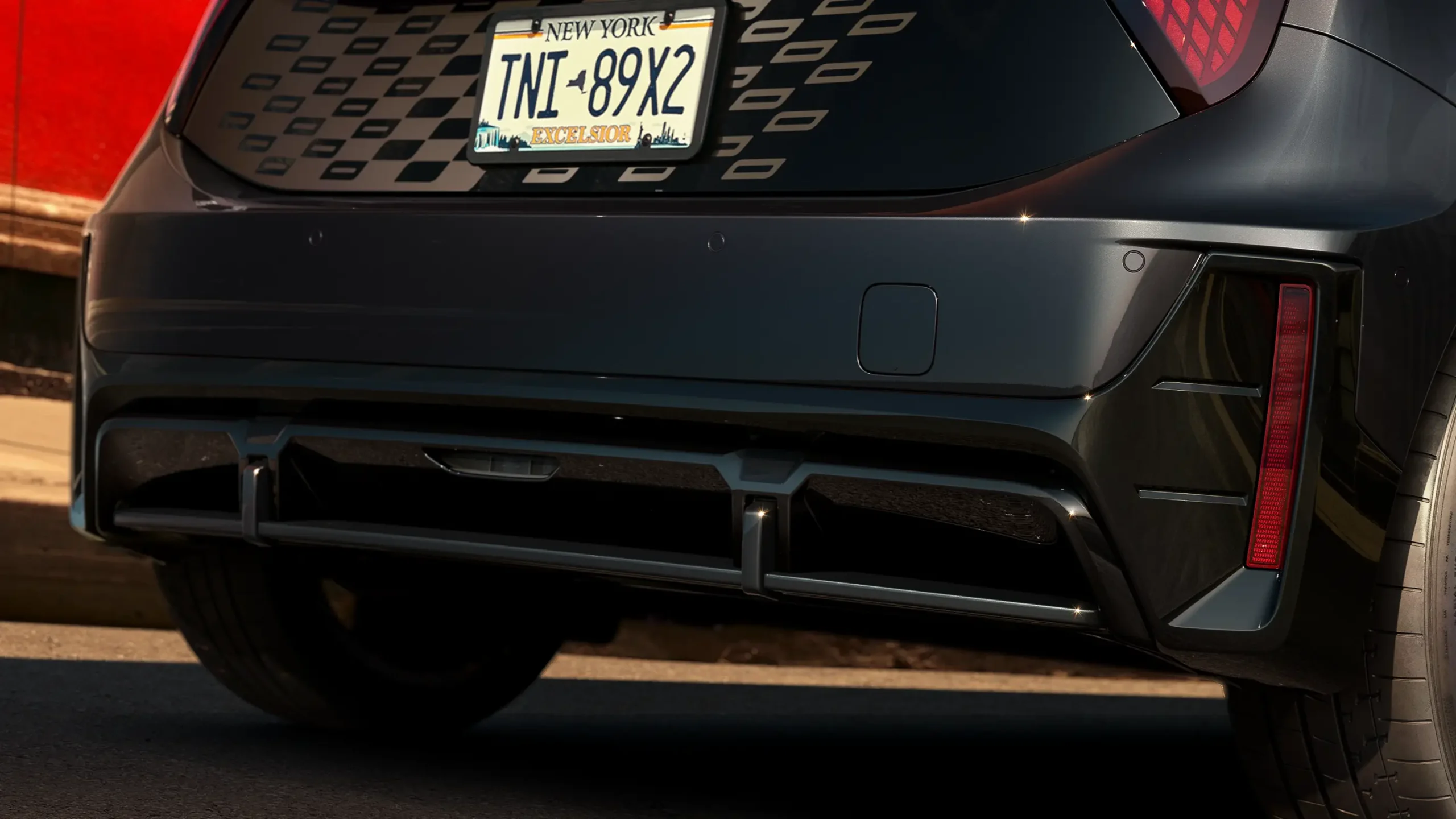 後方では、バンパーの左右に配置されたセーフティ・リフレクターが視認性を高め、後続のドライバーにさりげなくMINIの存在感をアピールします。バンパーディフューザーは空気抵抗を抑え、エアロダイナミクスを向上。さらにJCW専用のハイグロス・ブラックでスタイリッシュに仕上げられています。