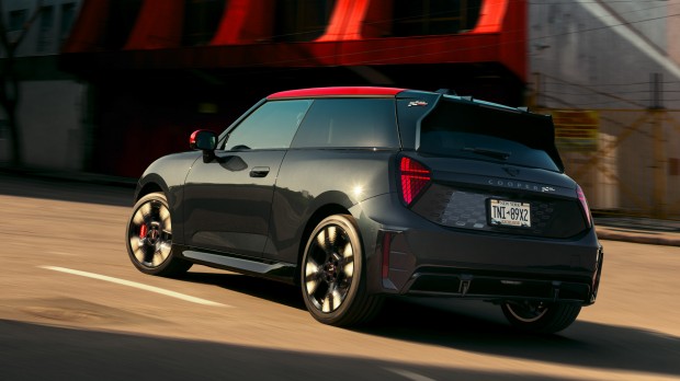 JCWのすべてのモデルは、ワイドで低重心、スポーティな俊敏性と自信を兼ね備えたアスリート。 JCWは、より本格的でハイパフォーマンスな仕上がりを実現しており、日常のドライブはもちろん、サーキットでの挑戦にも対応できる装備を誇ります。