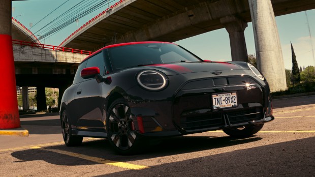 揺るぎない自信。精密でシャープなエッジとライン。力強いJCWデザイン・エレメントが存在感を放ちます。また、繊細な装飾と素材は、スリリングなスタイルと機能性を生み出します。