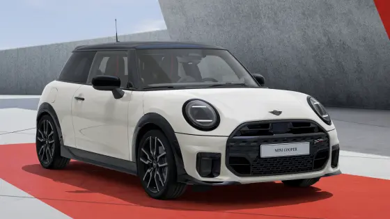 JCW TRIMは、あなたの毎日のドライブにレーシング・スピリットを宿します。フロントとリアのデザインが、そのスポーティなキャラクターをより際立たせ、ブラック・ハイグロス仕上げのグリル周辺やロゴ、さらにブラックのルーフが力強い印象を与えます。