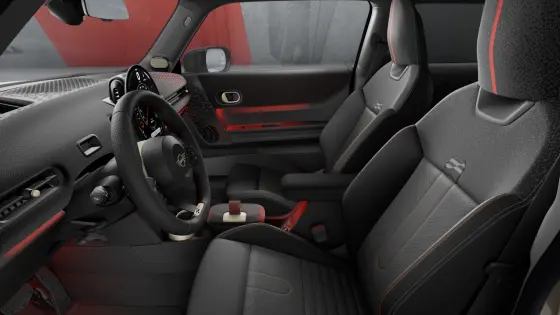 ブラック×レッドのJCWカラーはダッシュボードやドア・パネルにも広がり、ヴァイブラント・シルバーのアクセントとレッドステッチが施されたブラックのパンチング・べスキンのステアリングを握れば、プロドライバーのようなコーナリングの感動へと導きます。