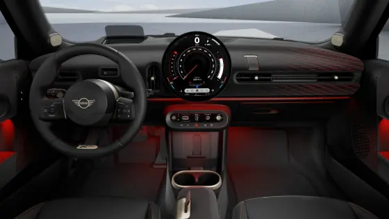 車内に足を踏み入れると、ニット素材とベスキンで仕上げたMINIスポーツ・シートが、特別なレーシングカーのような感覚をもたらします。