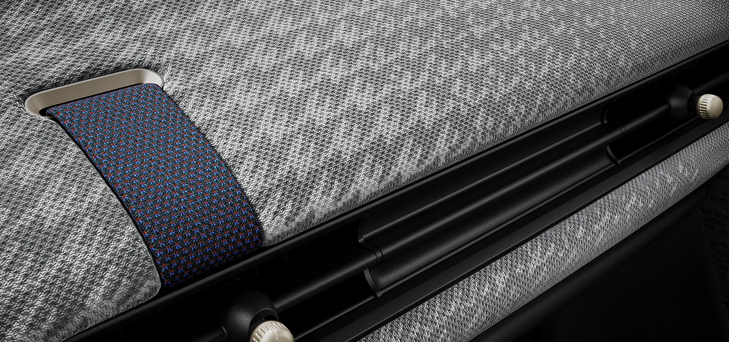 MINIらしさはそのままに、現代にふさわしいオーラを放つ。研ぎ澄まされたシンプルさ、洗練されたライン、俊敏さを漂わす美しさ、そしてクラシックなプロポーションは、歴代のMINIたちが誇りに思うような一台です。