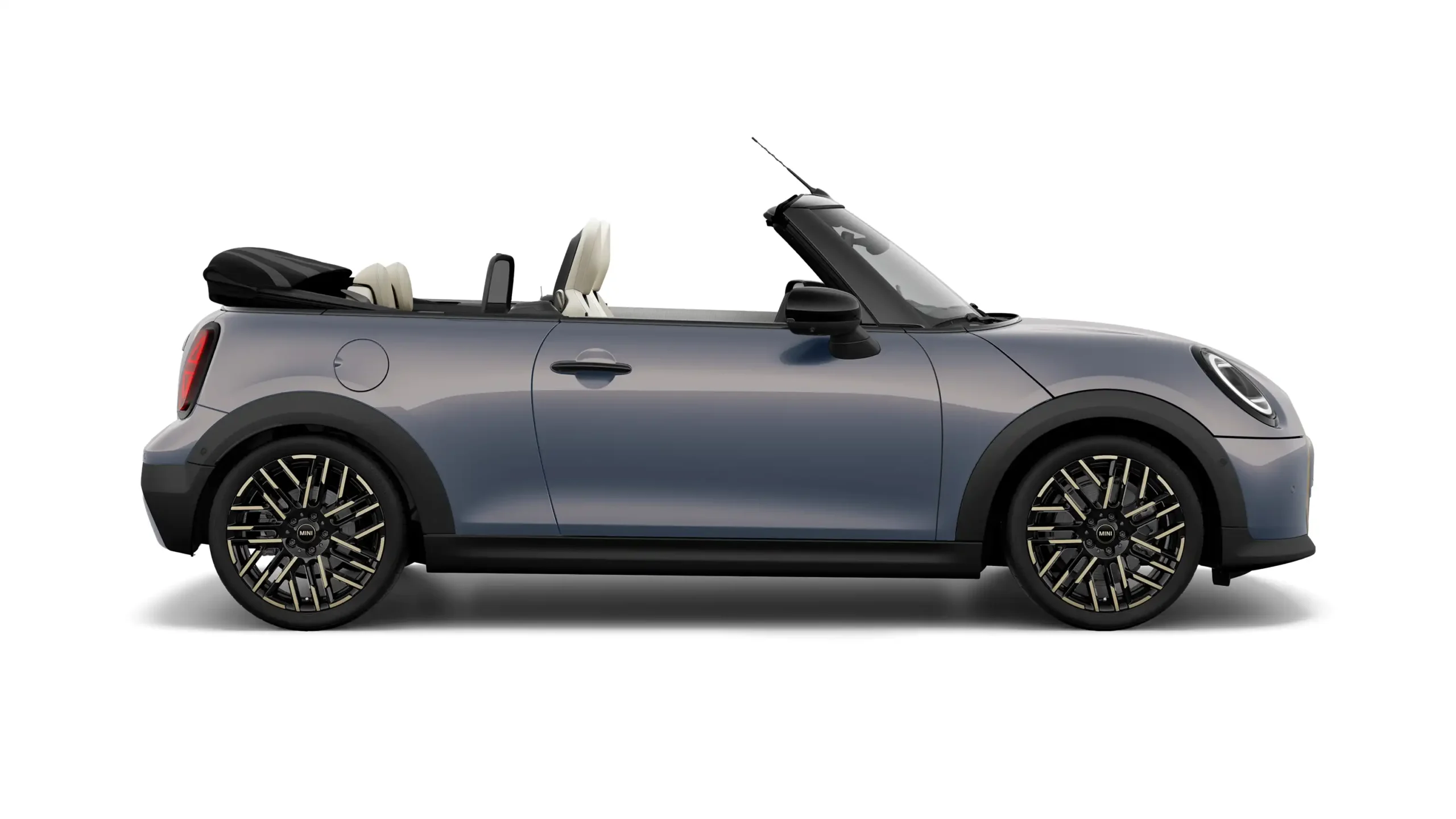 MINI Cooperは「”LESS IS MORE”より少なく、より豊かに」のデザイン・アプローチを体現し、削減を何度も繰り返して、なめらかなライン、クリーンなサーフェイス、バランスの取れたプロポーション​を実現しました。