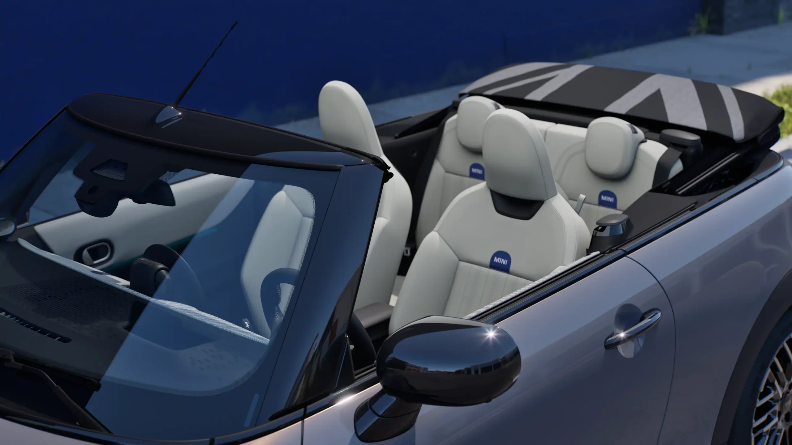 The New MINI Cooper Convertibleは、ドライバーを含め最大4名まで快適に乗車できます。前席2名と、後部ベンチシートに2名が座れるコンパクトな設計で、オープン・トップの開放感をグループ一緒に愉しみたい方にぴったりの1台です。