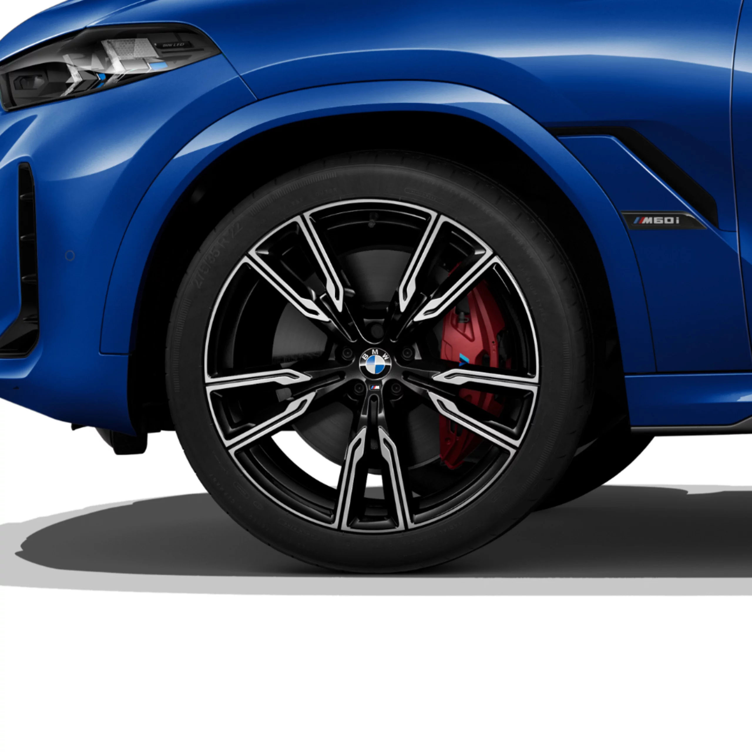 軽量化を実現したM ライト・アロイ・ホイール Vスポーク・スタイリング747M（BMW X6 M60i xDriveにオプション設定）が、ダイナミックな外観をもたらすとともに、さらなる俊敏性にも貢献します。