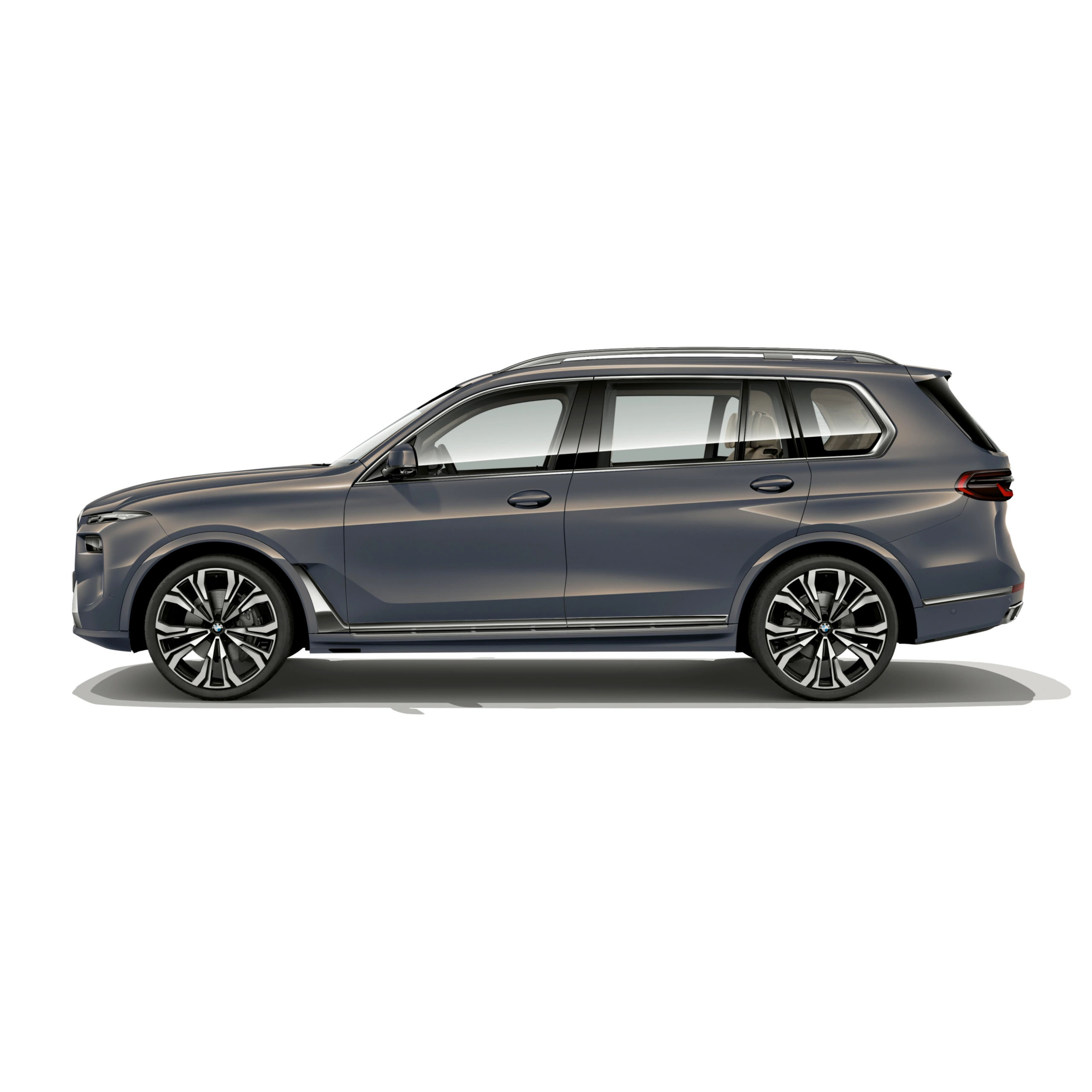 自信を映し出す、しなやかで精悍なスタイル。エアロダイナミクスを駆使したフォルムは、磨き抜かれたパフォーマンスをよりいっそう研ぎ澄まし、優美なラインを描くクロームのトリムは、そのシルエットを強調しながらプレステージSUVとしての輝きを際立たせます。