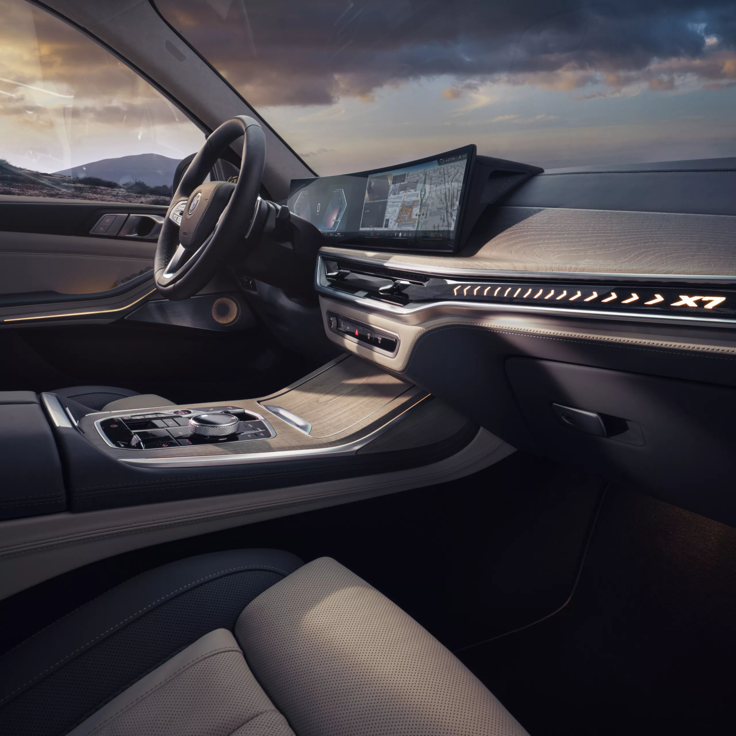 BMW X7の広々とした室内では、上質なインテリアに囲まれながらゆとりと優雅さに満ちたひとときを満喫することができます