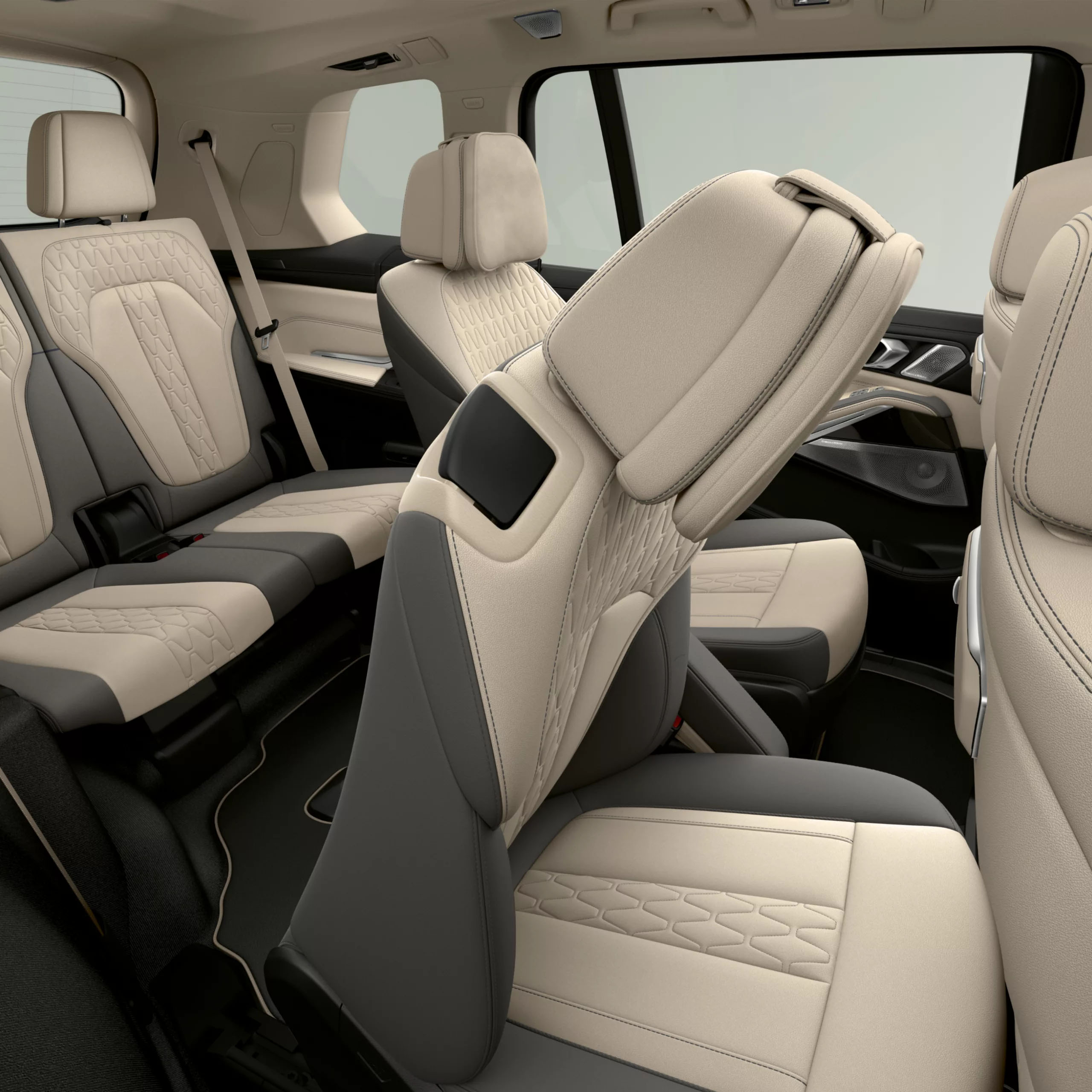 BMW X7の広々とした室内では、上質なインテリアに囲まれながらゆとりと優雅さに満ちたひとときを満喫することができます