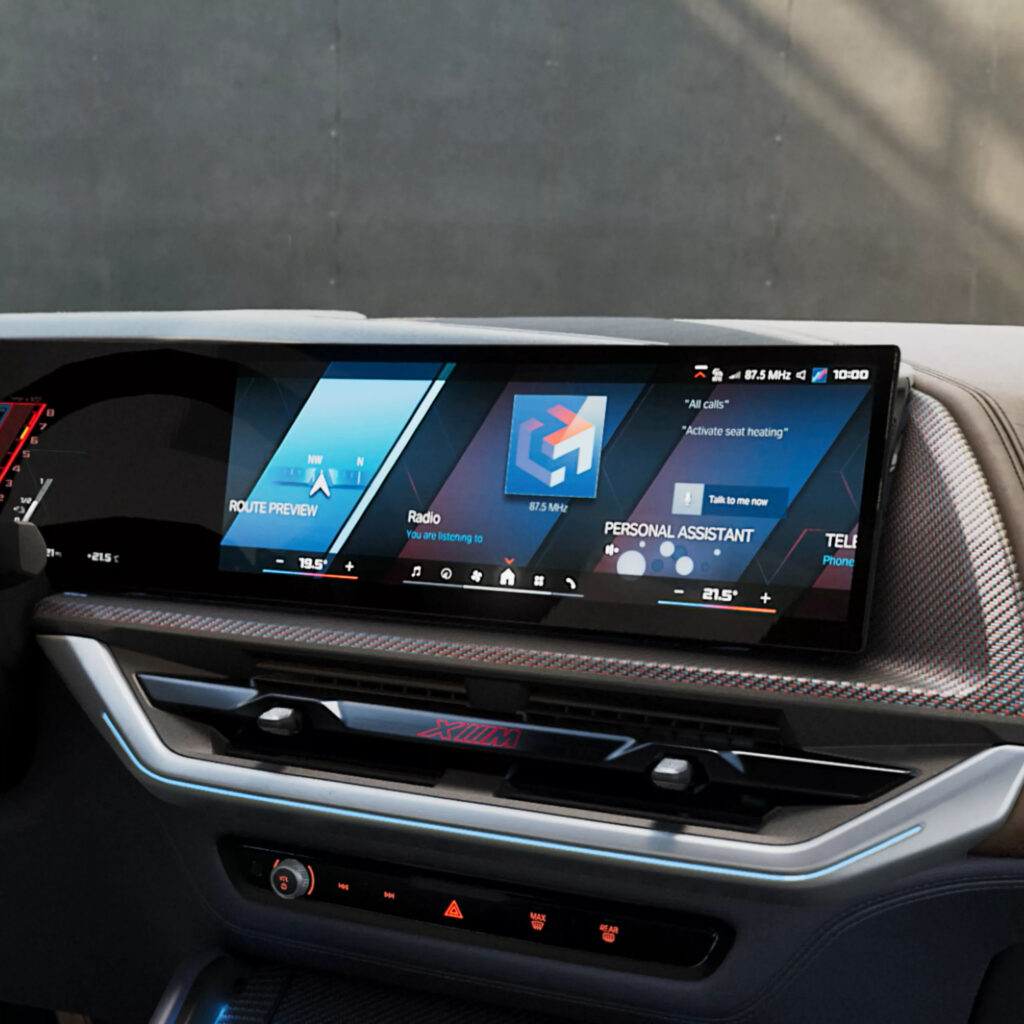 BMWオペレーティング・システム8.5が、音声やタッチ・パネル、iDriveコントローラーによる直感的な操作を実現。M専用のディスプレイでは、スポーティなドライビングに必要な情報を見やすく表示します。
